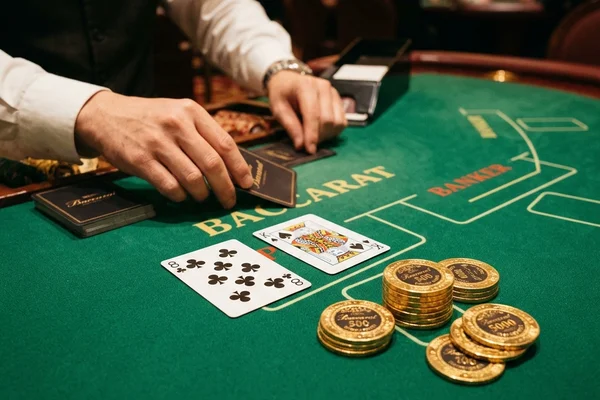 Bàn Baccarat với lá bài và chips