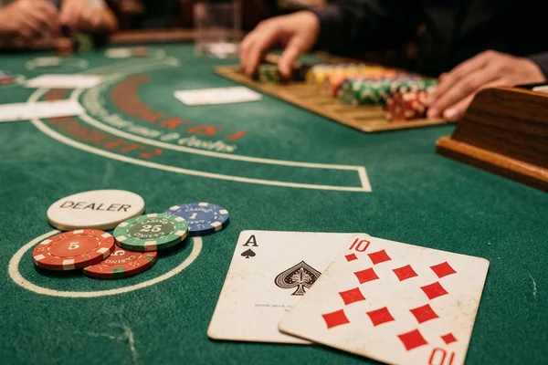 Bàn Blackjack với Ace và 10