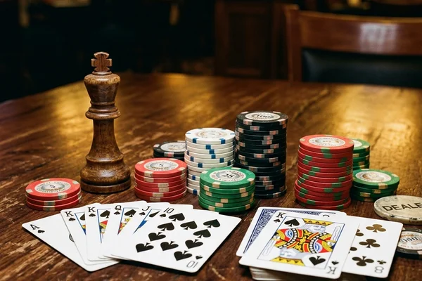 Chips và bài minh họa chiến thuật casino